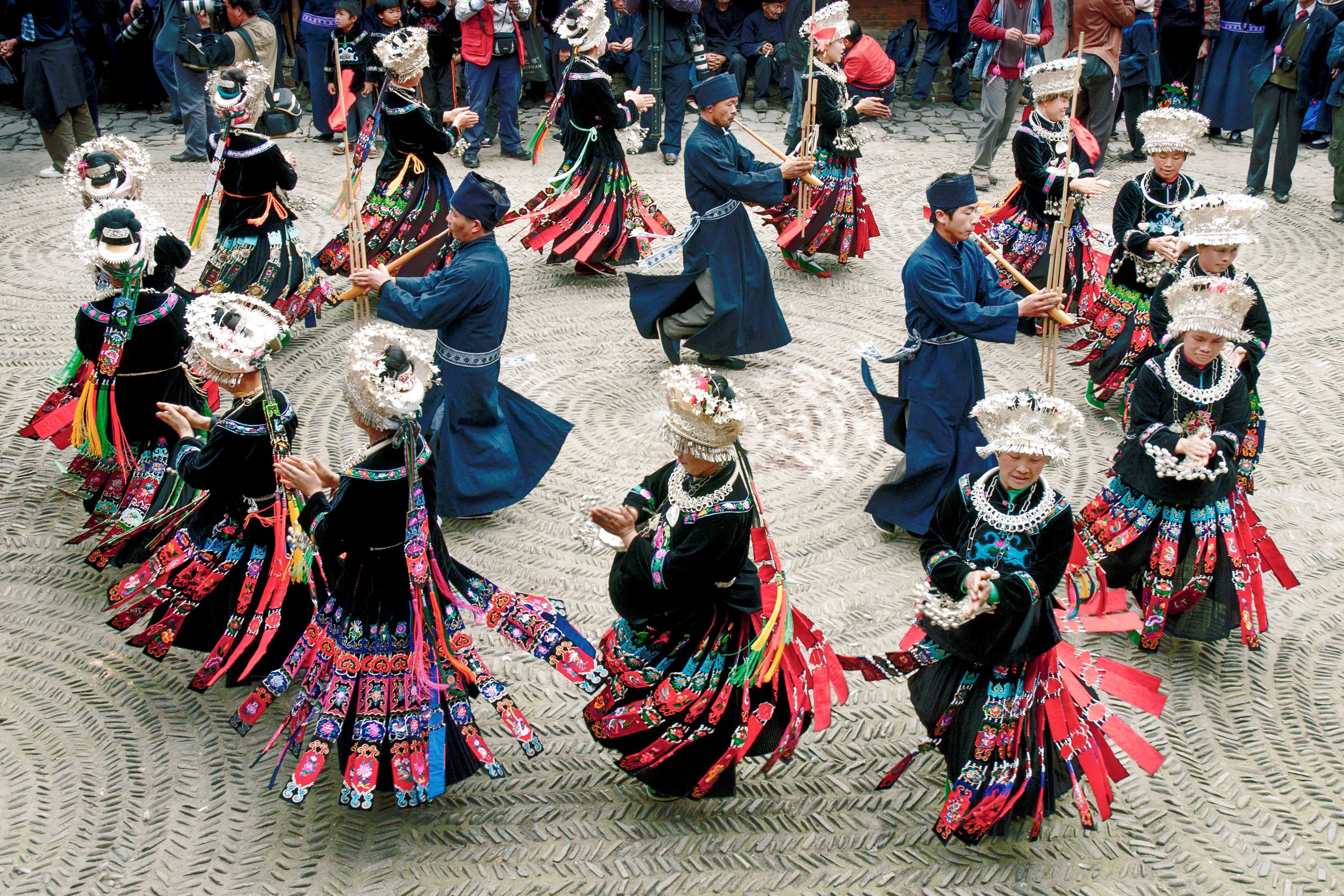 内涵丰富的鼓社集会,别具情趣的婚俗礼仪,以及芦笙节等典型的苗族文化