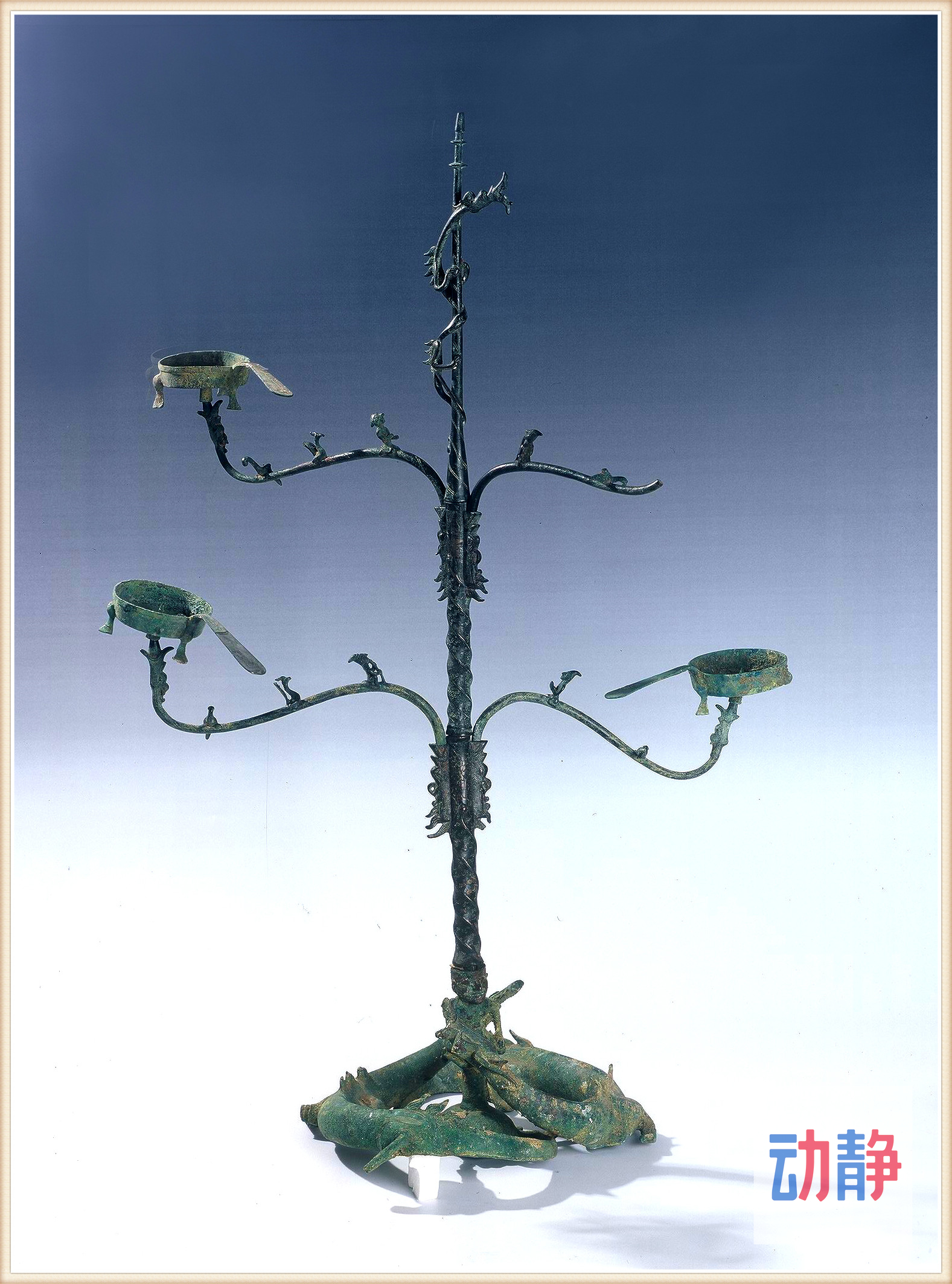龙说夜郎丨贵州出土的这盏汉代连枝灯，一共铸造13条神态各异的龙