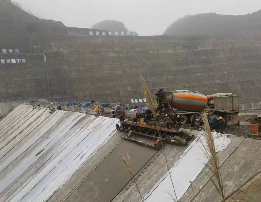 黔南州平寨水库大坝面板混凝土顺利浇筑完成