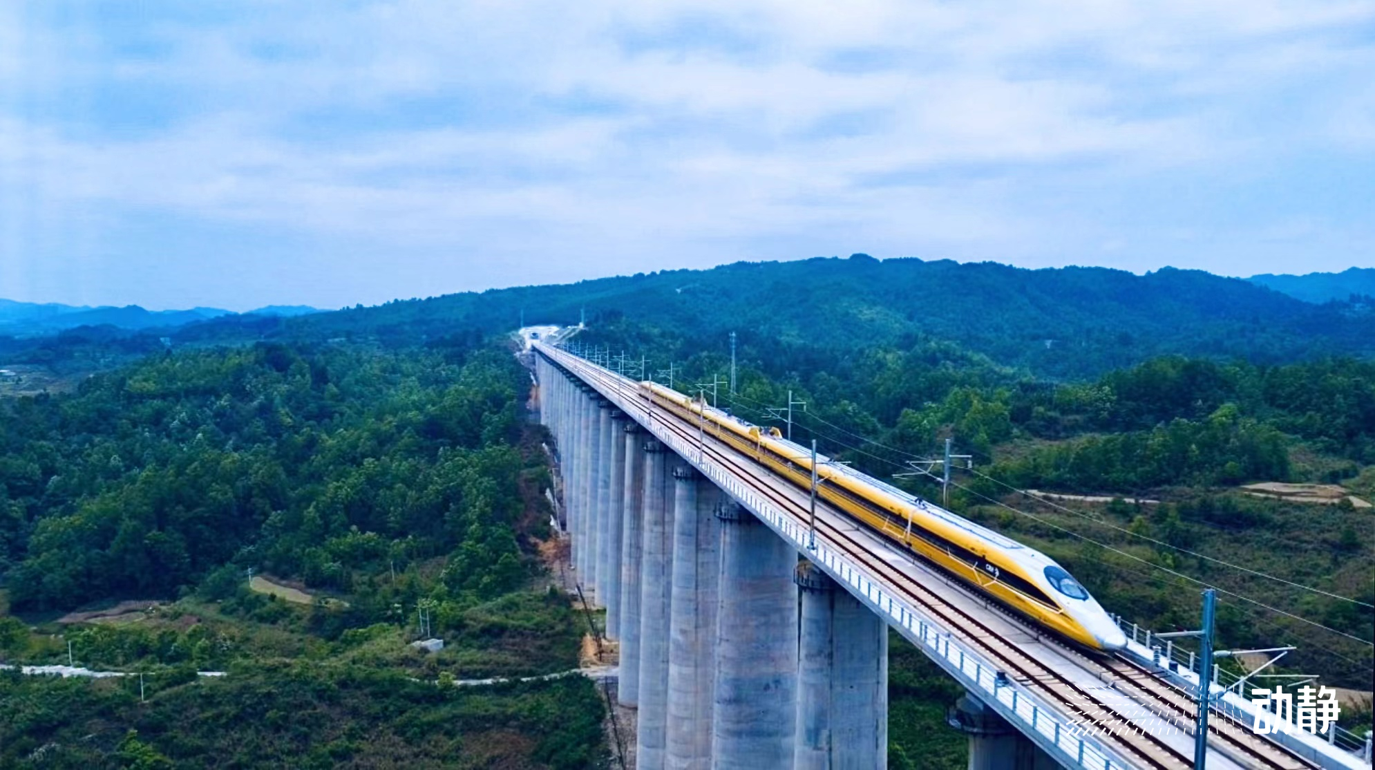 美景丨上帝视角，高铁驶入贵州后景色超震撼......|贵州|高铁|上帝_新浪新闻