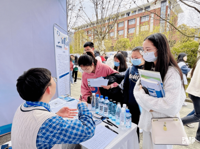 半岛官方体育2024广西玉林市玉州区面向通俗高校卒业生任用中小学教练100人告示