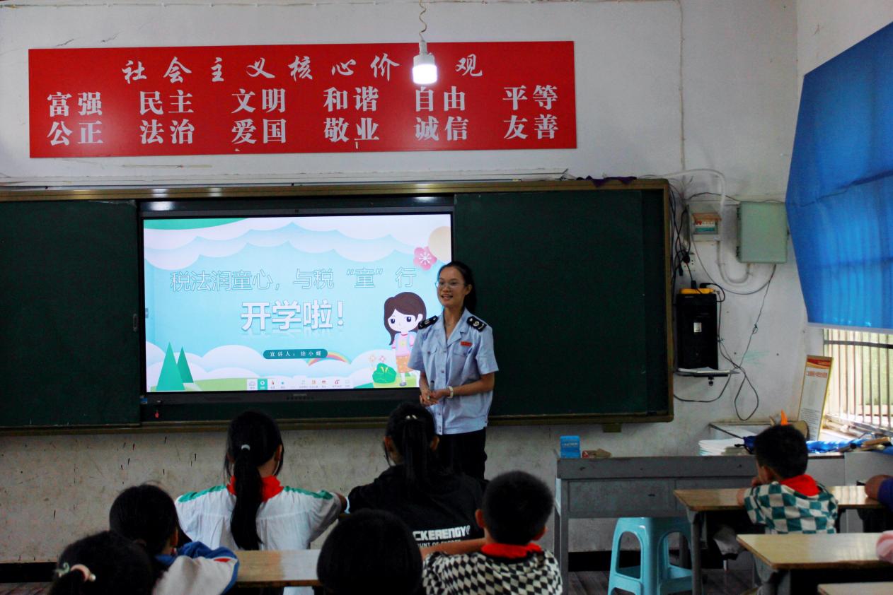 镇宁自治县税务局丨税收普法进校园上好开学第一课