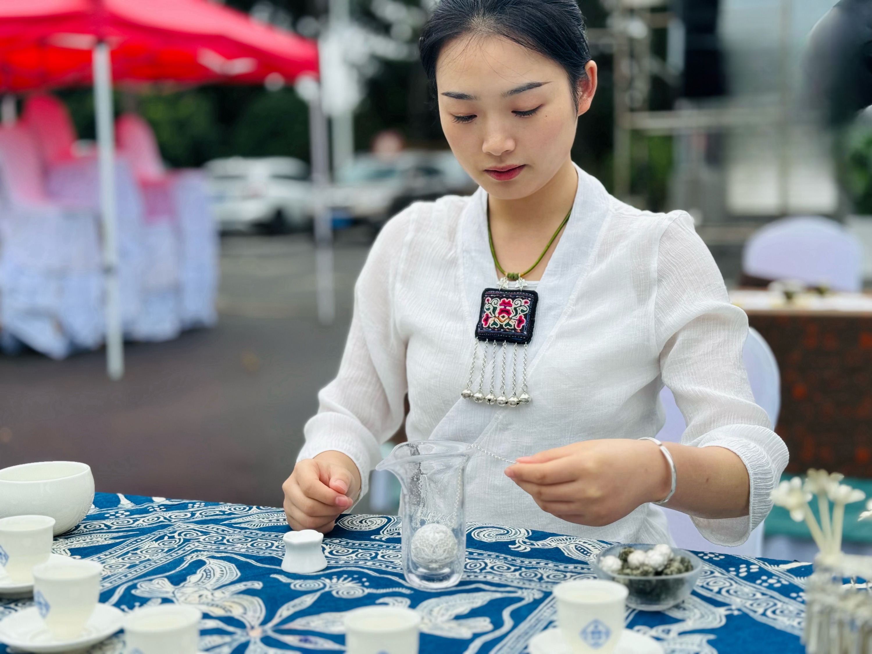 茶席作品进行逐一欣赏,并由参赛选手围绕自己作品的设计主题,器具搭配