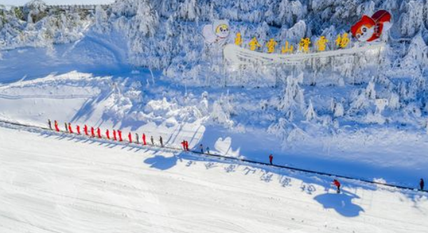 海拔最高的云南玉龙雪山约1°,从而成为中国纬度最低的滑雪场