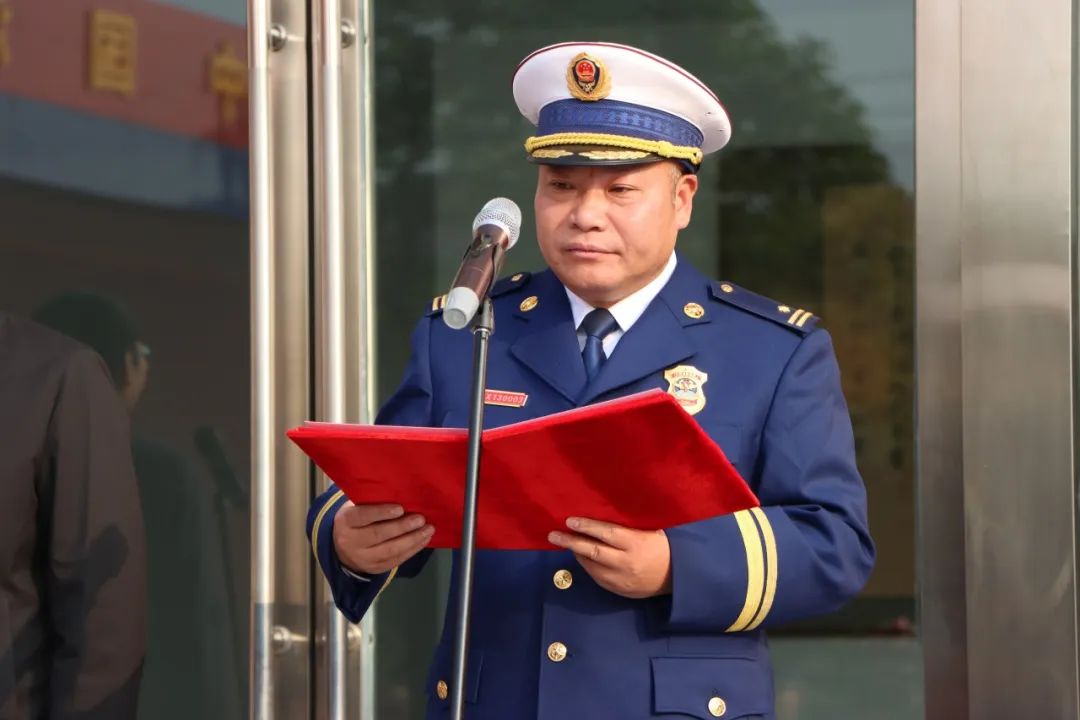 长韦景飞,赤水市委副书记,代理市长王巍共同为赤水大道消防救援站揭牌