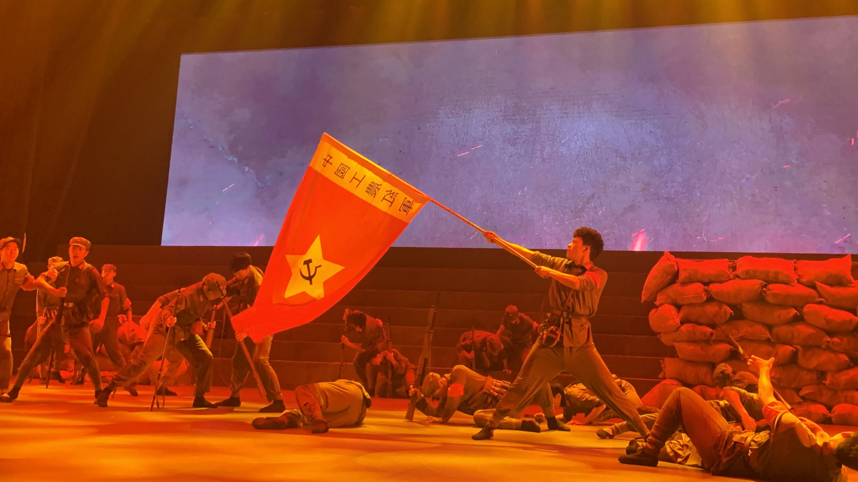 大型舞蹈,情景剧等形式,生动展现了红军长征在气壮困牛山,强渡乌江