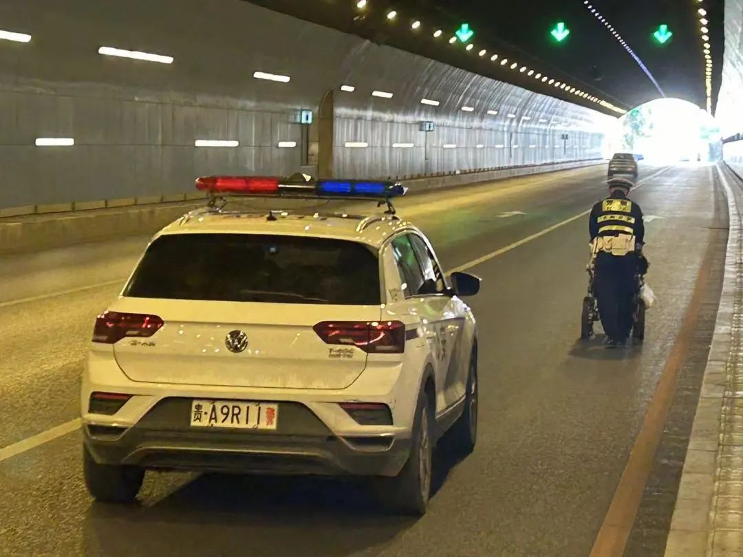 民警来到图云关隧道出口处,看见一位老人正乘坐轮椅在隧道内缓慢行驶