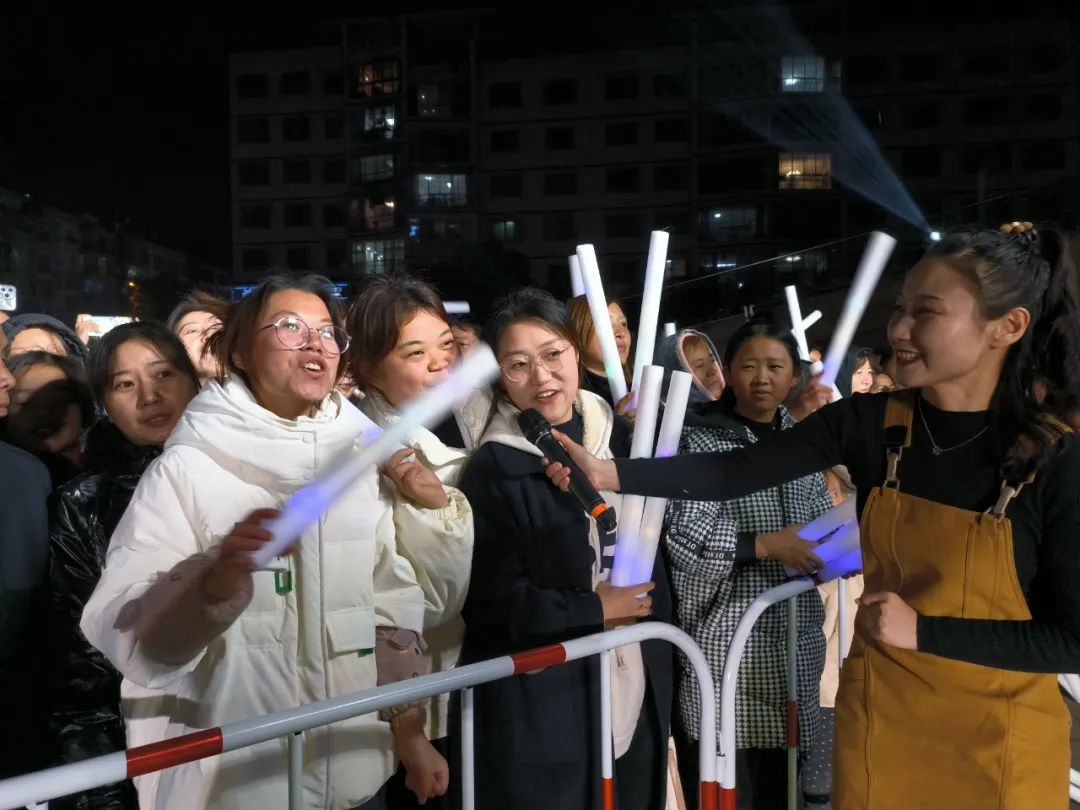 贵阳路边音乐会61息烽高铁广场现场乐翻天冬夜好温暖