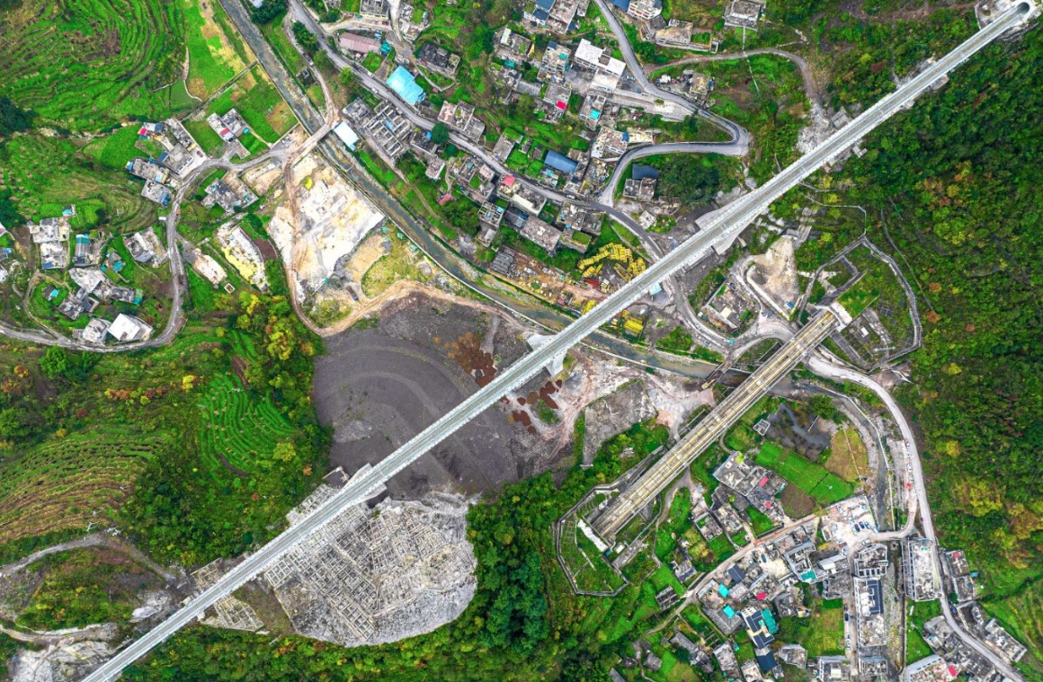 新建隆黄铁路叙永至毕节段开通运营