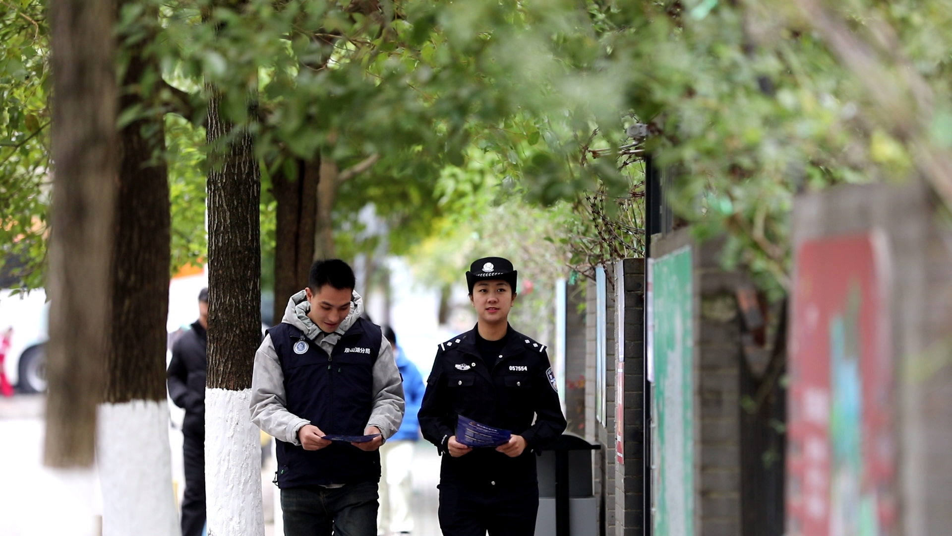 闻鞋子女警察图片