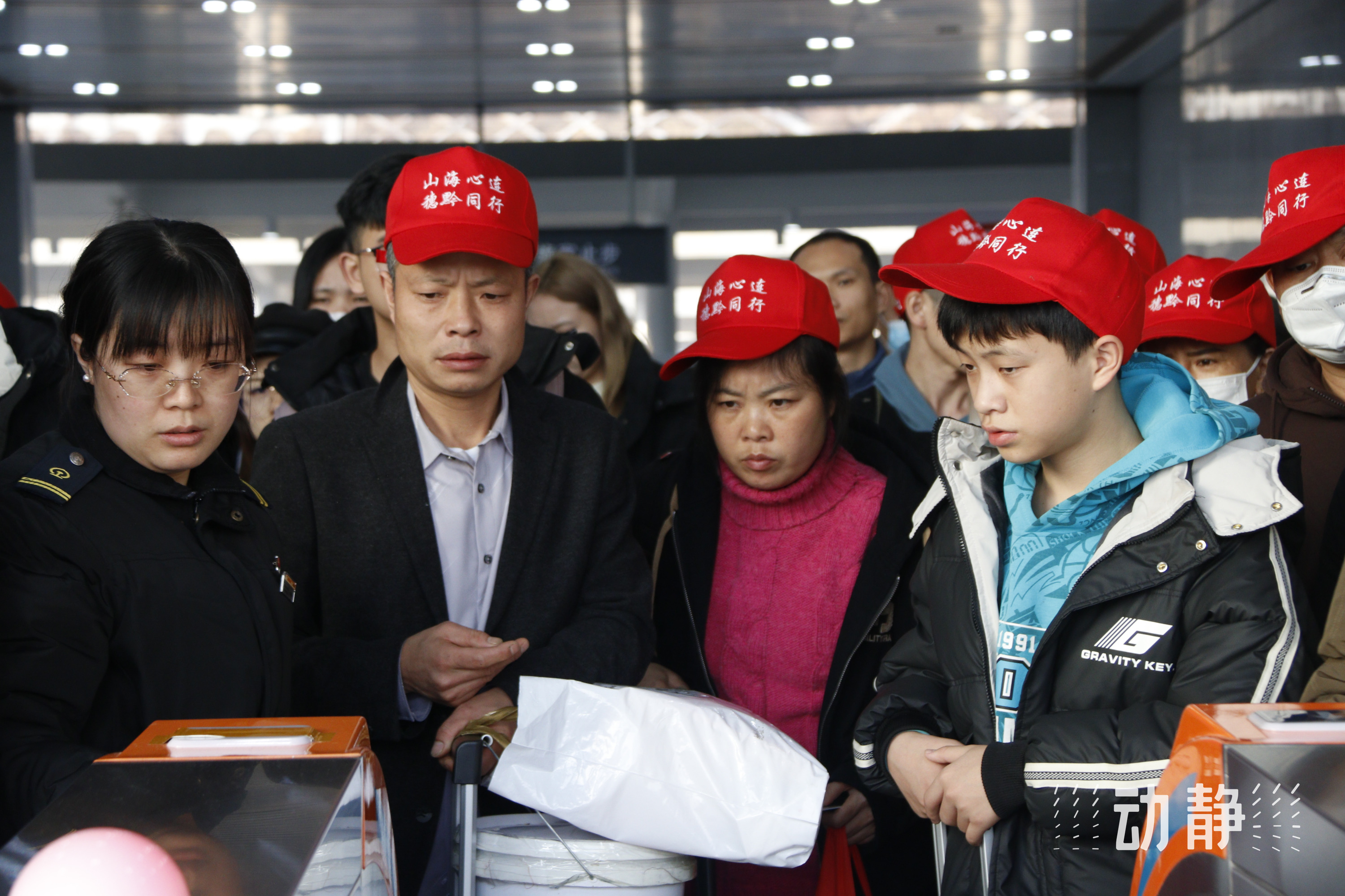 回家过年今春毕节首趟务工人员返乡专列顺利抵达