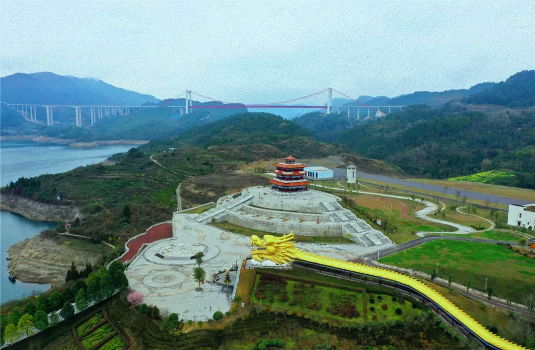 飞龙寨景区位于余庆县花山苗族乡境内,因电站建设而形成了贵州第一大