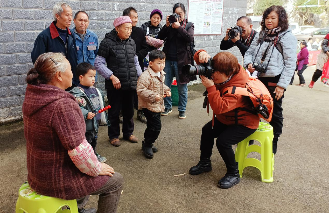 挥墨迎新春送福进万家贵州省文联开展我们的中国梦文化进万家数智享