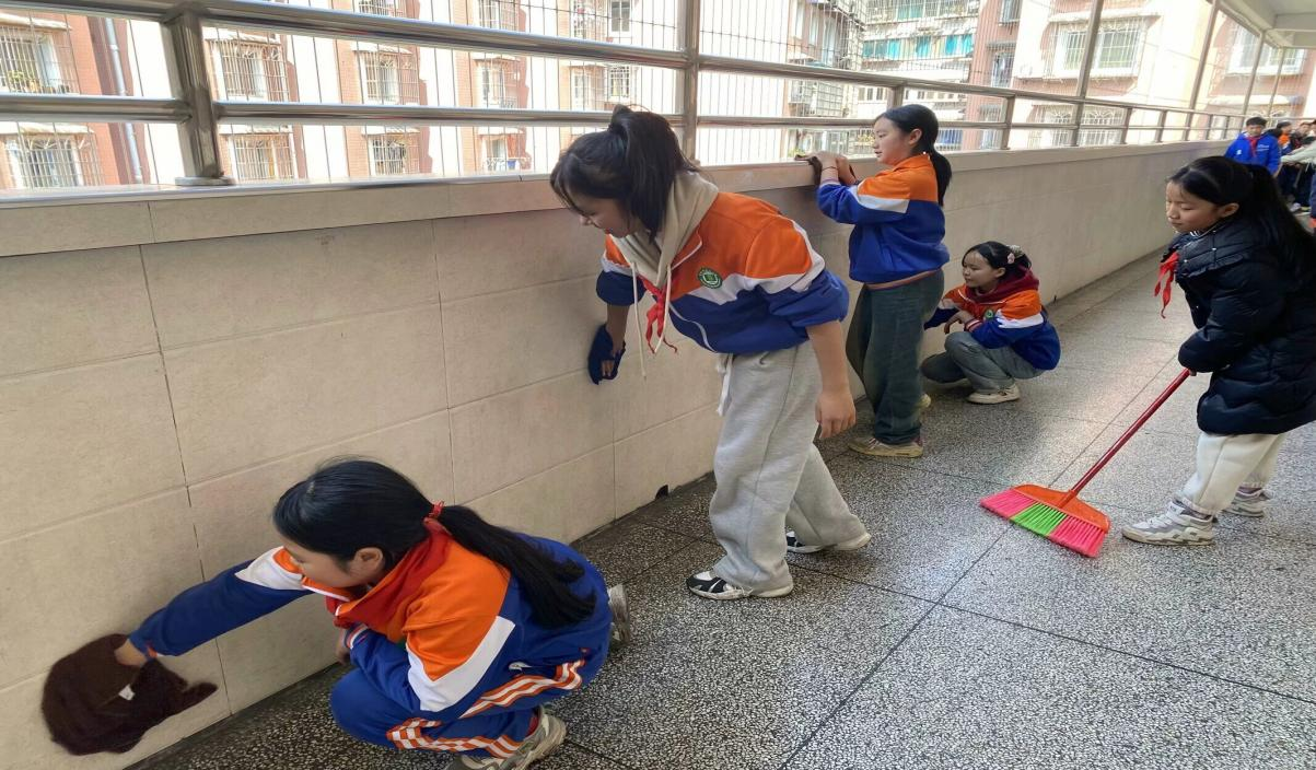 扬雷锋精神做正气少年贵阳市城西小学开展学雷锋日活动