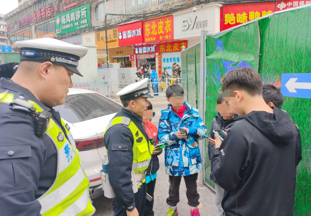 五名小学生骑电动车上路会骑不代表能骑