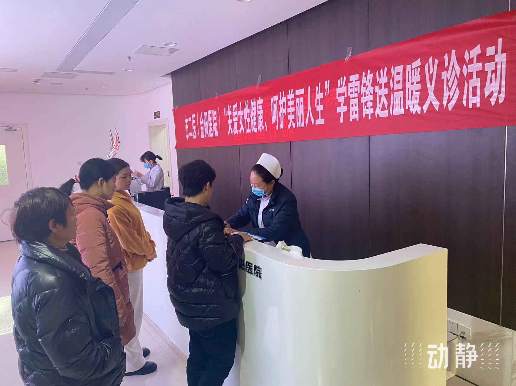 "现场咨询声不断,专家们详细询问市民既往病史及近期身体状况等