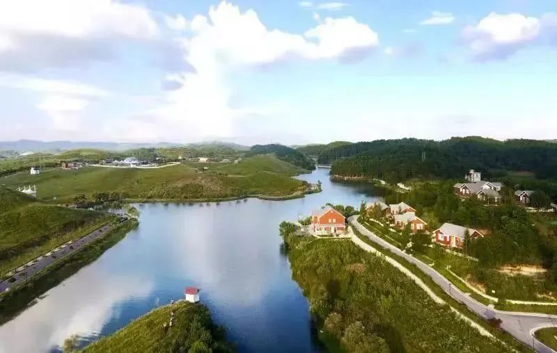 苏格兰牧场位于贵阳市修文县,这里有宽阔的草坪,有如诗如画的牧场风光