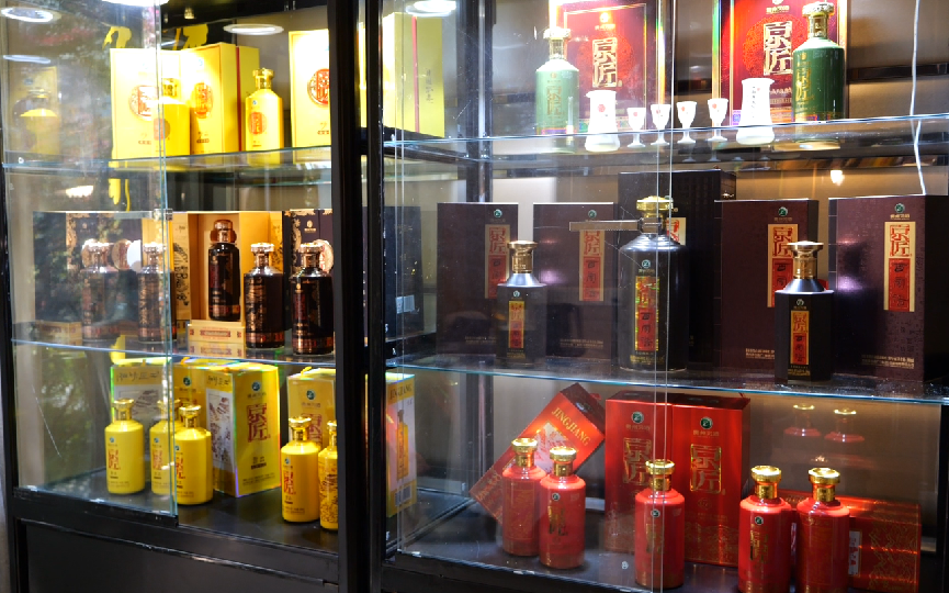 携中高端酱香系列——品,家谱,藏系列亮相成都望江宾馆,以其独特的
