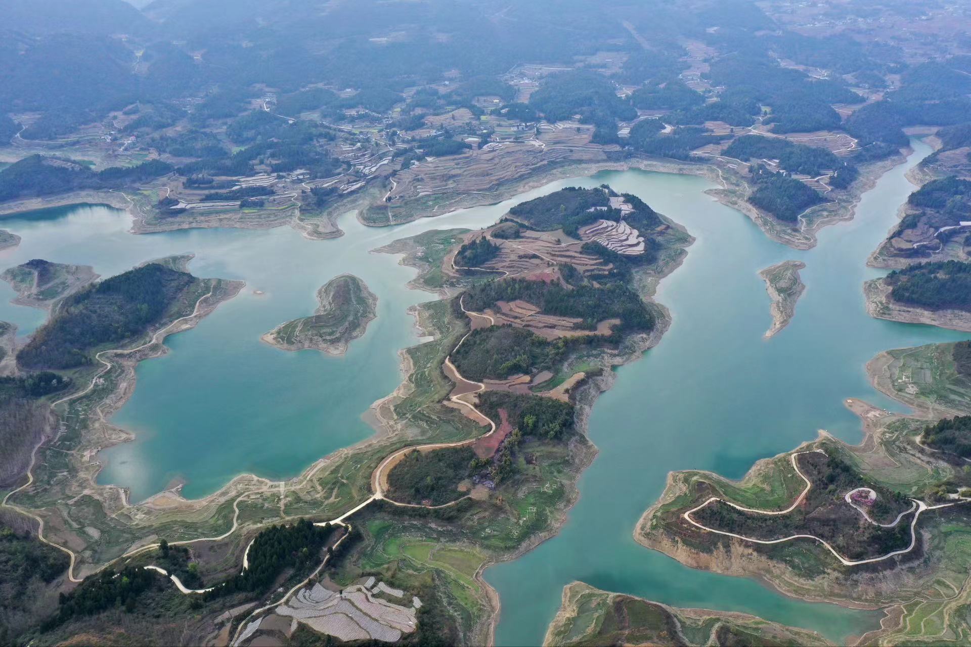 余庆沿着公路上春山
