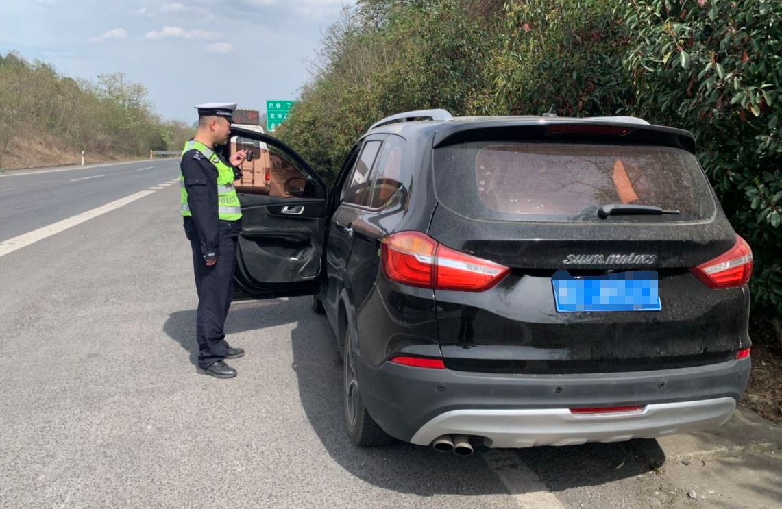 违停睡觉要不得安全出行需谨记