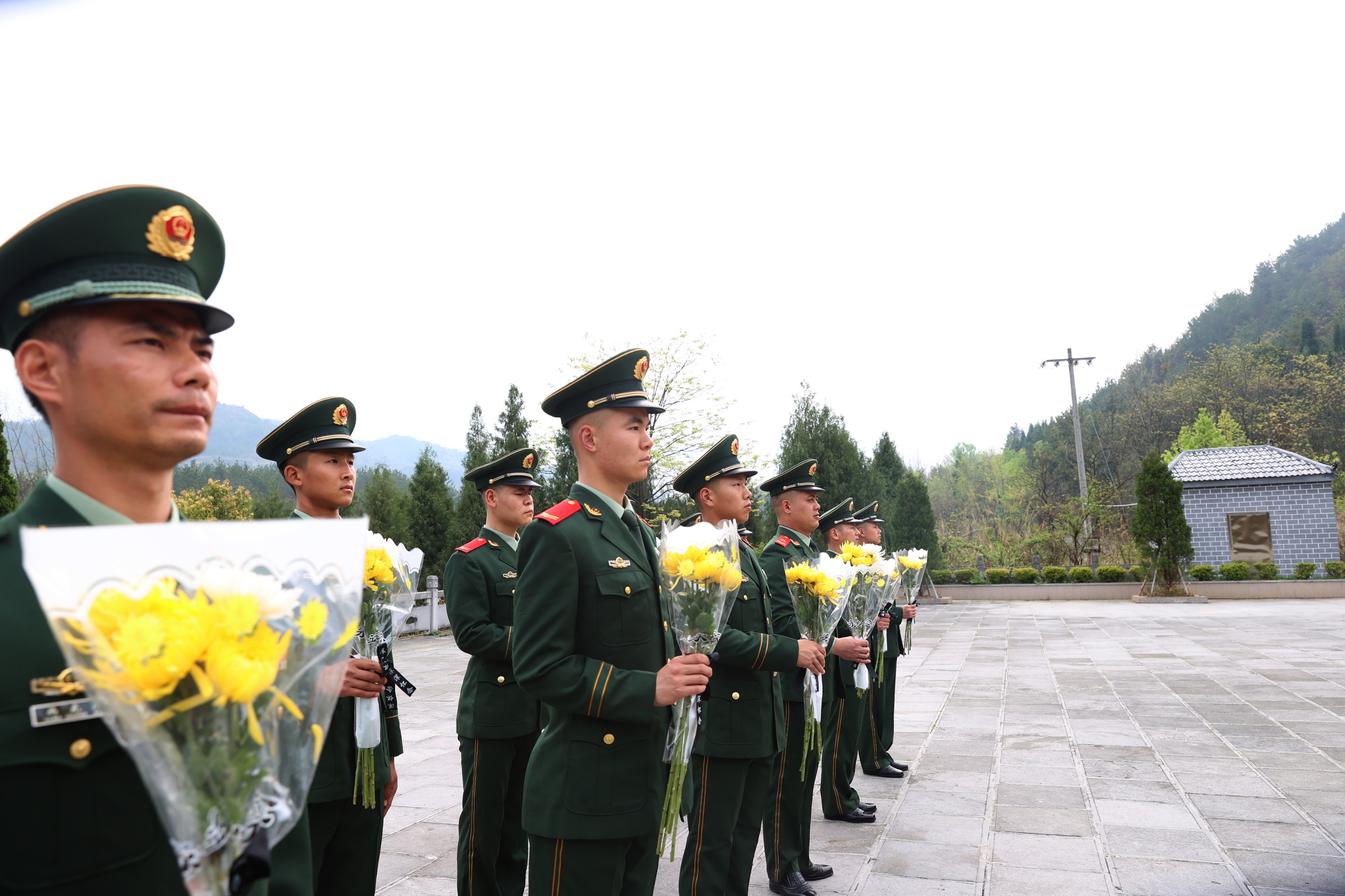 清明祭英烈武警黔南支队组织官兵赴驻地深河桥抗战遗址开展祭扫活动