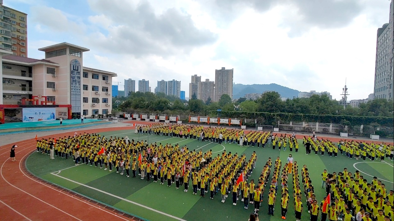 与会人员还现场观摩了遵义市十二中学的体育大课间和课后体育活动.