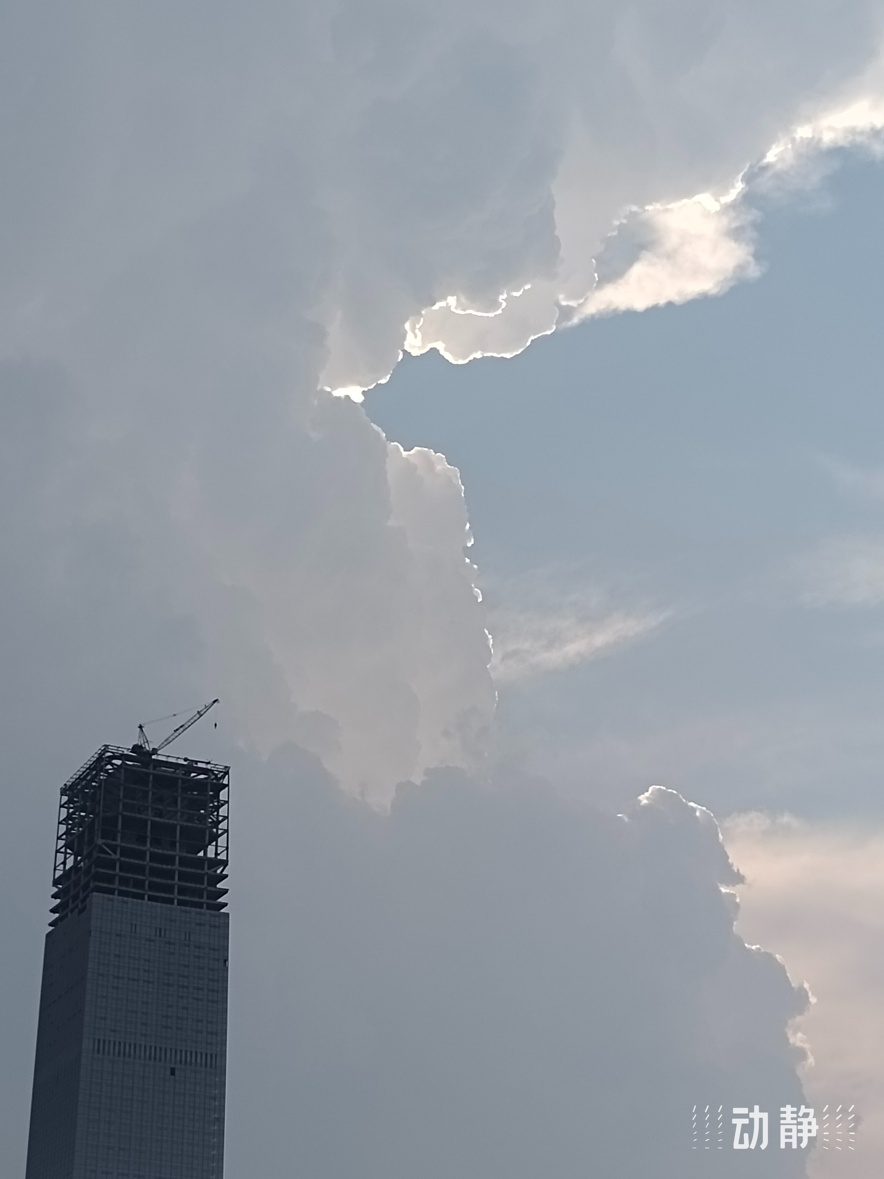 贵阳太阳雨中的光影美景