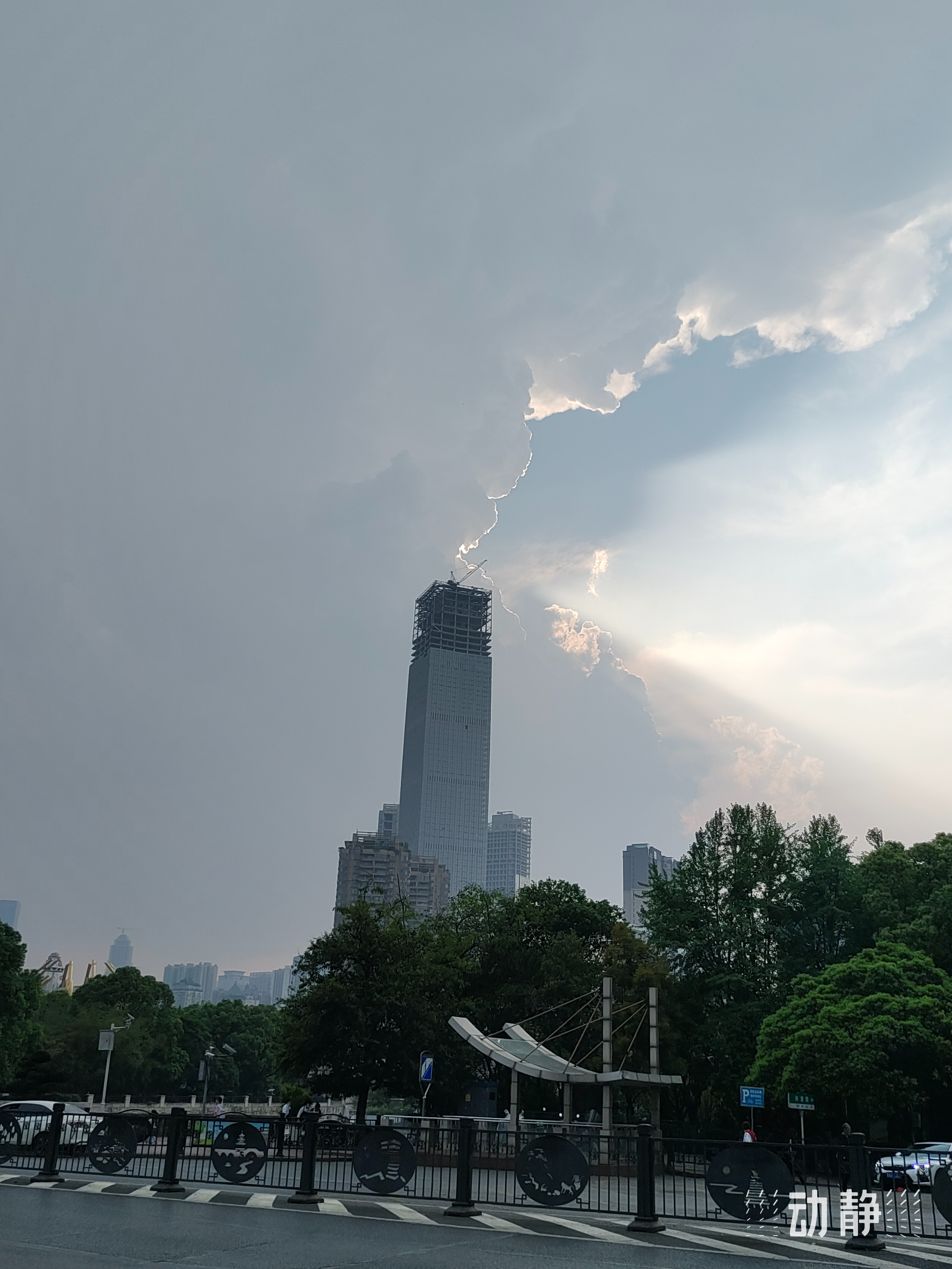 贵阳太阳雨中的光影美景