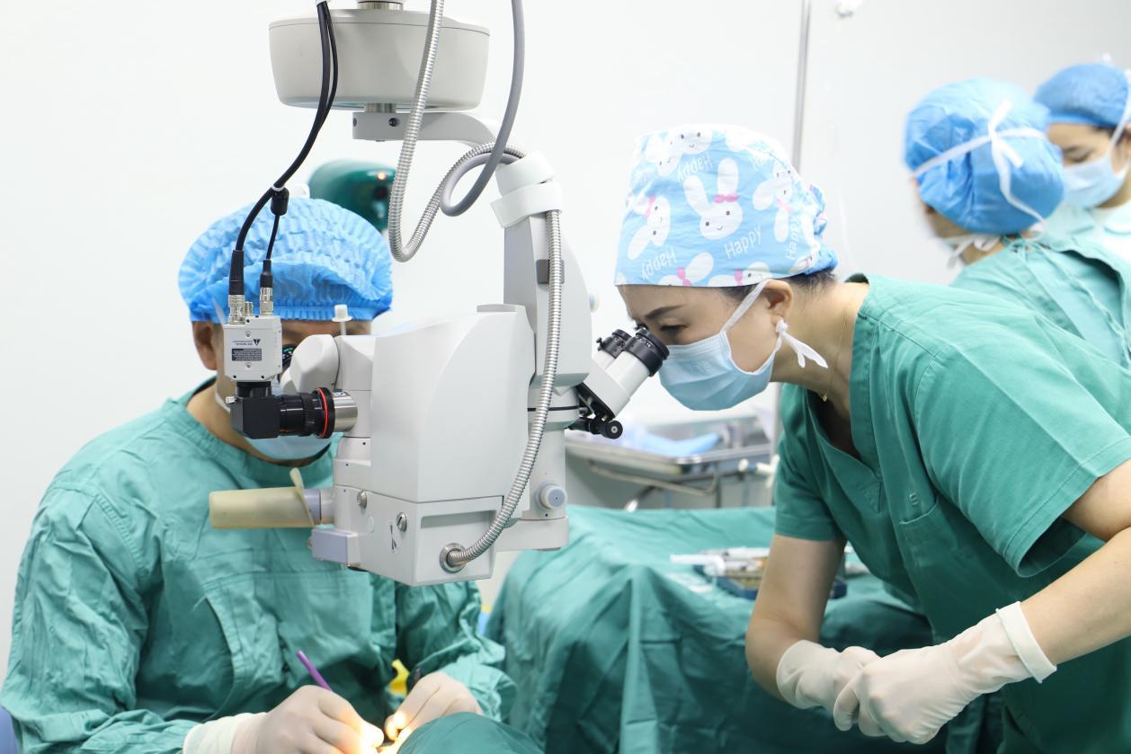 icl晶体植入手术在爱尔眼科的临床应用已超过15年,龚力力院长介绍,自