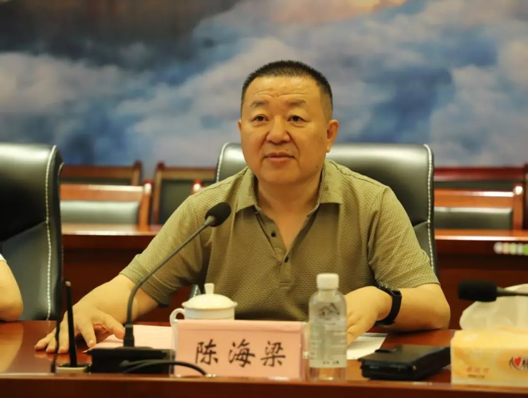 以及学院在深化产教融合,校企合作方面的情况,陈小飞一行先后参观