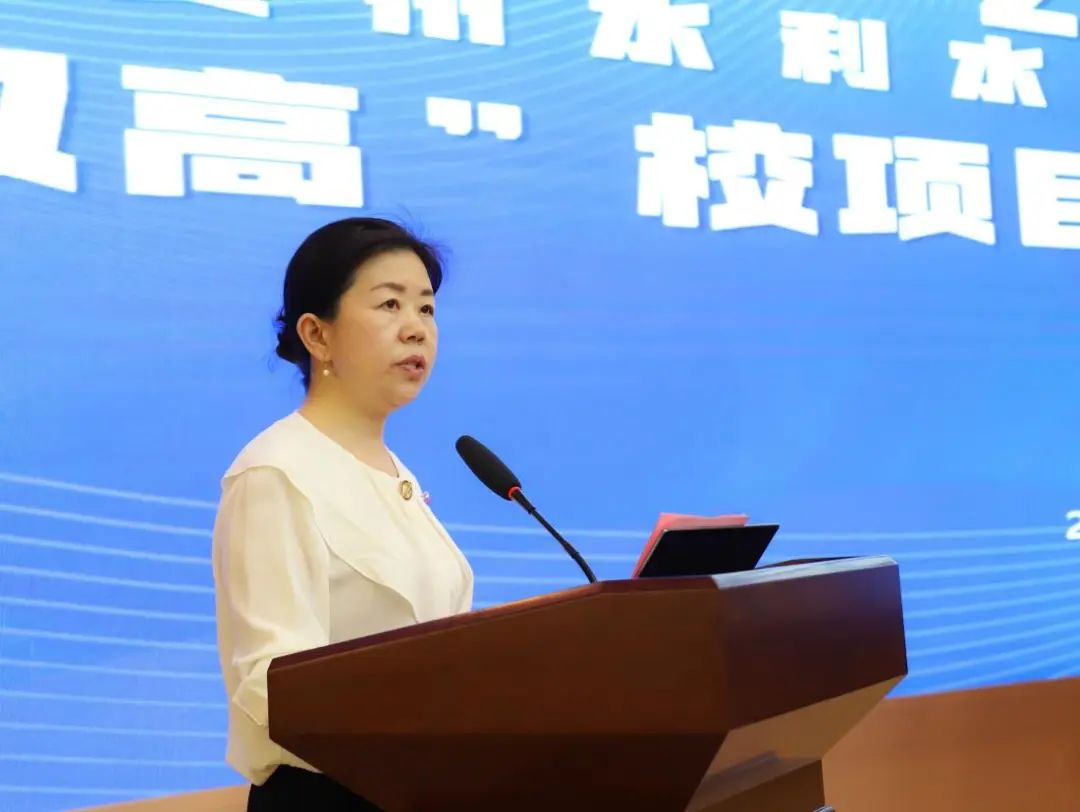 程晓慧主持会议会上,创建办副主任简菁涓就"双高"校建设的总体情况及