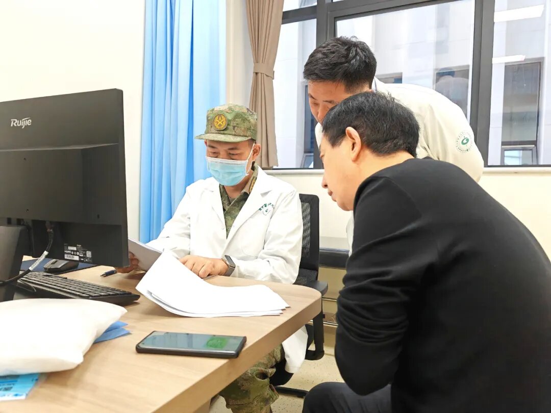 国医大师何成瑶以及来自陆军军医大学第二附属医院(新桥医院)呼吸内科