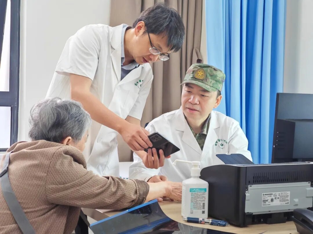 国医大师何成瑶以及来自陆军军医大学第二附属医院(新桥医院)呼吸内科