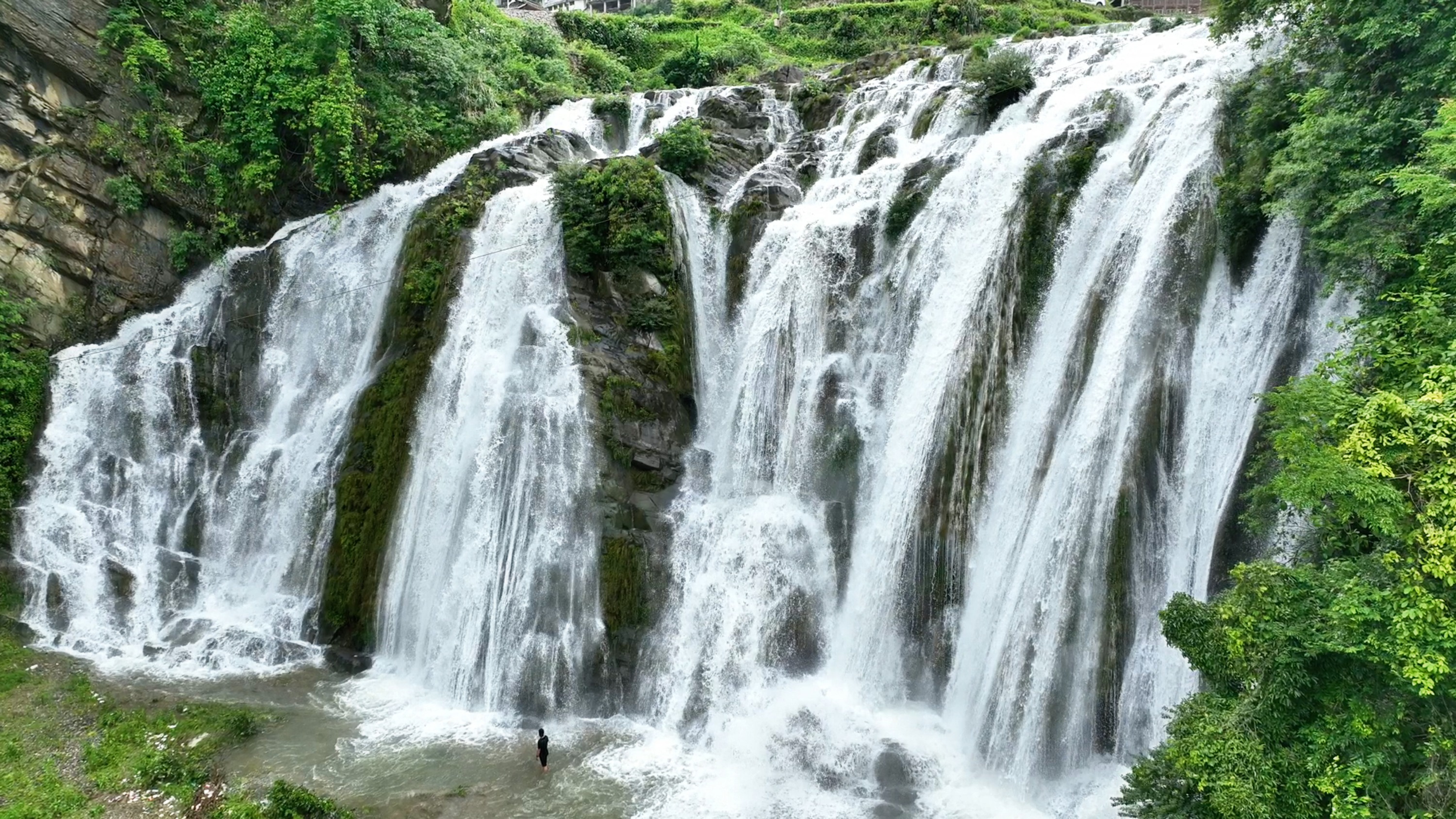 丹寨:排廷瀑布水丰盈 壮观景色引客来