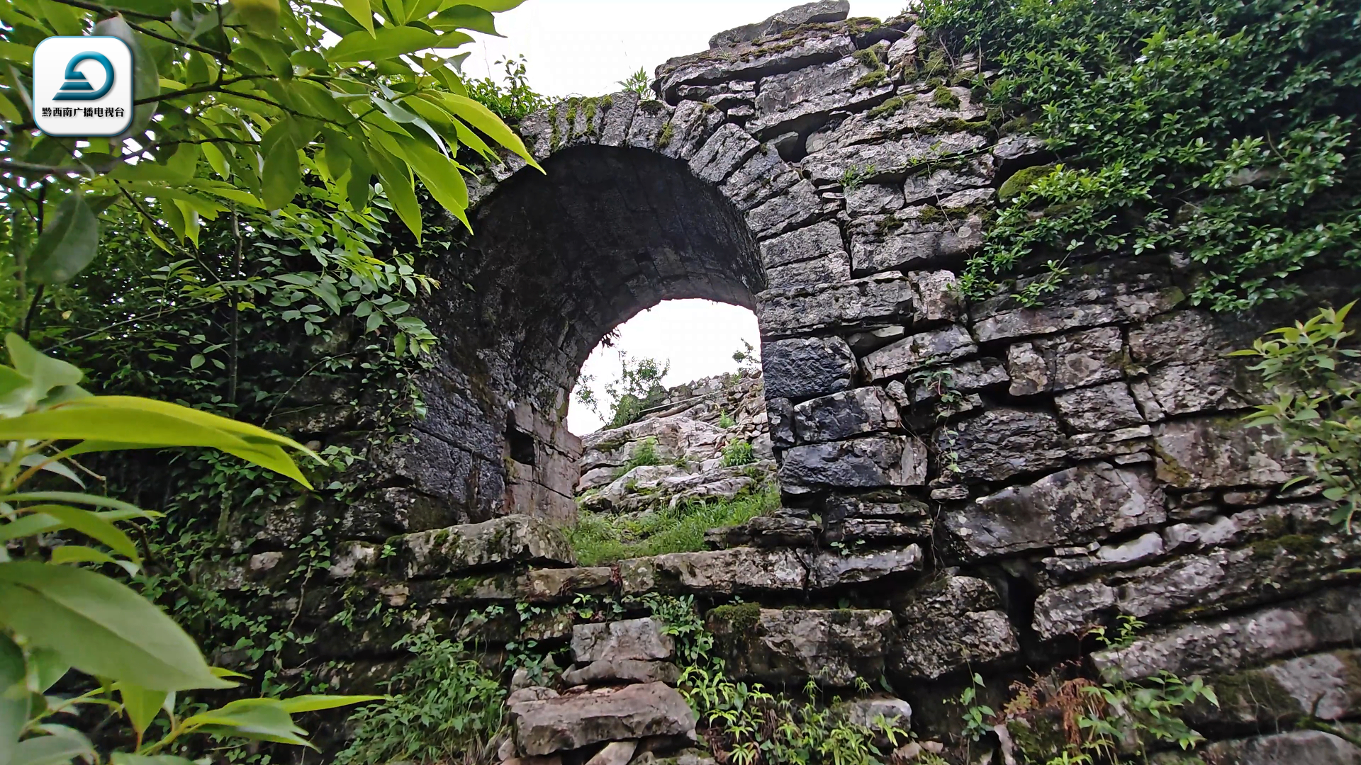 贵州兴仁发现一神秘"大脚印" 右脚印在哪呢?