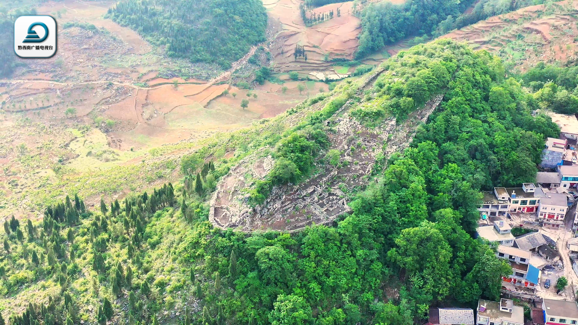 贵州兴仁发现一神秘"大脚印" 右脚印在哪呢?