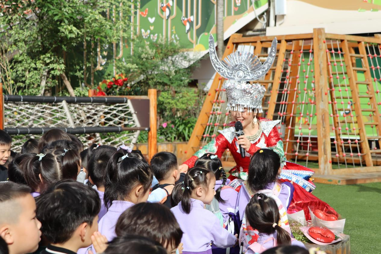 贵阳市南明实验幼儿园开展"三人携手 幸福同行"主题晨会活动