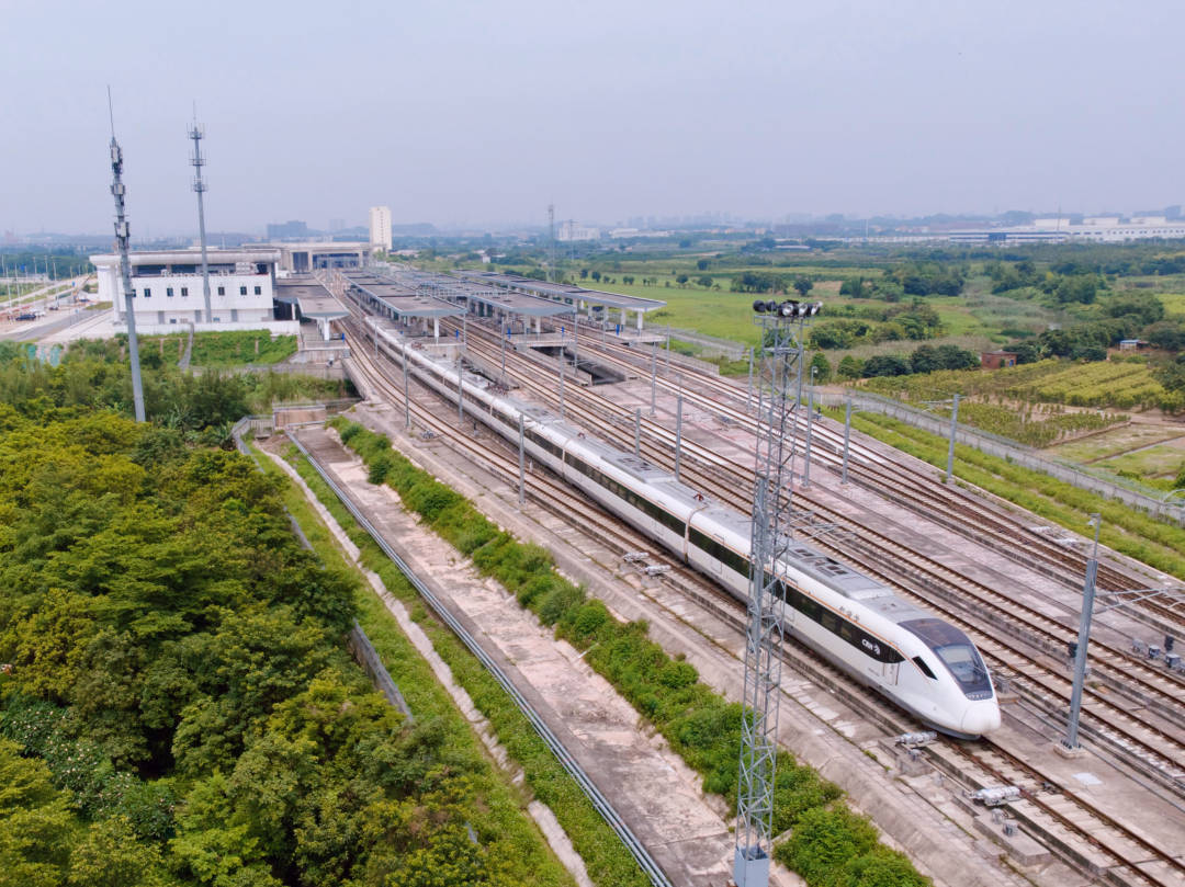 的莞惠,佛肇接驳,标志着从肇庆到惠州的4条城际铁路实现四线贯通