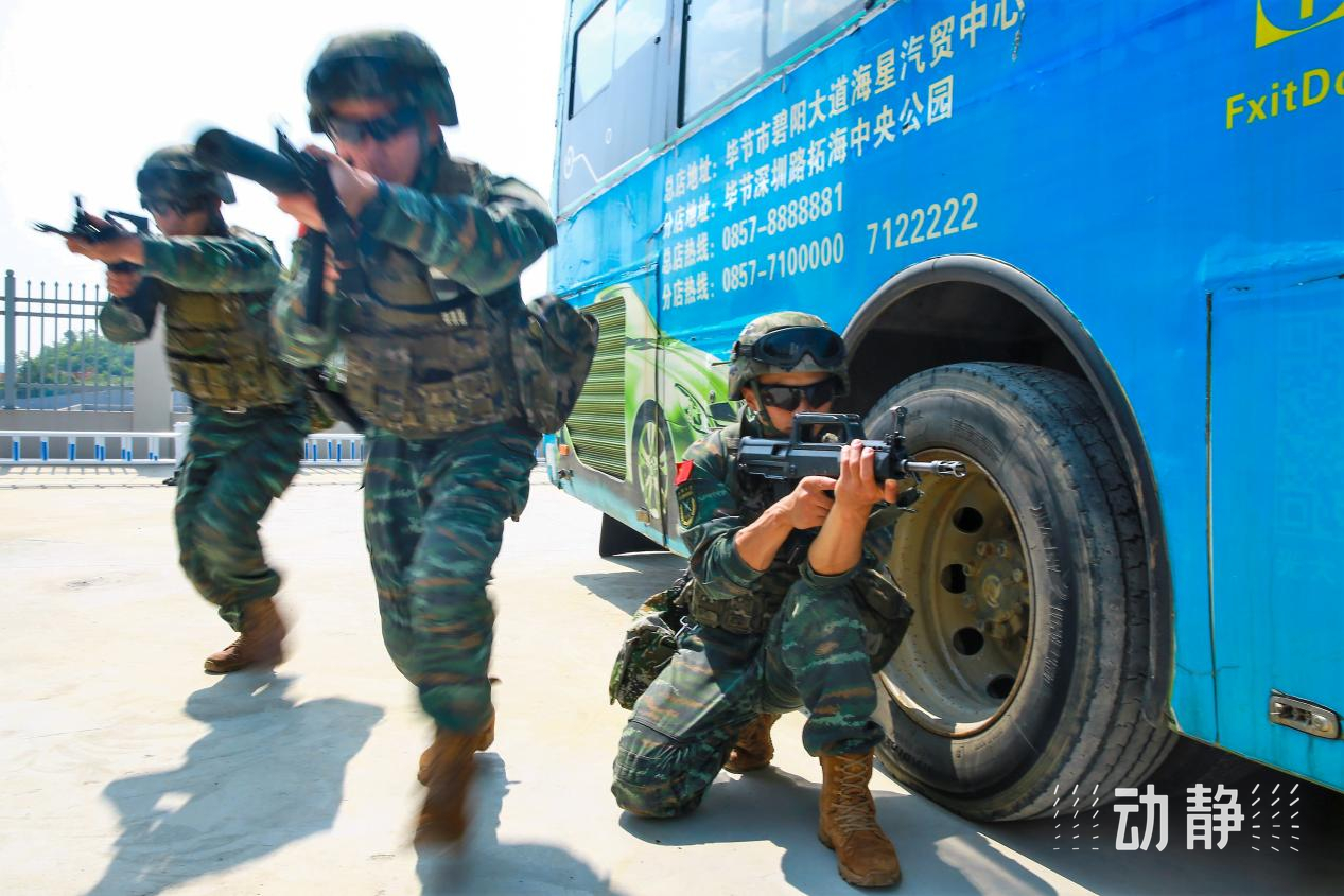 大片来袭!直击武警官兵反劫持演练现场