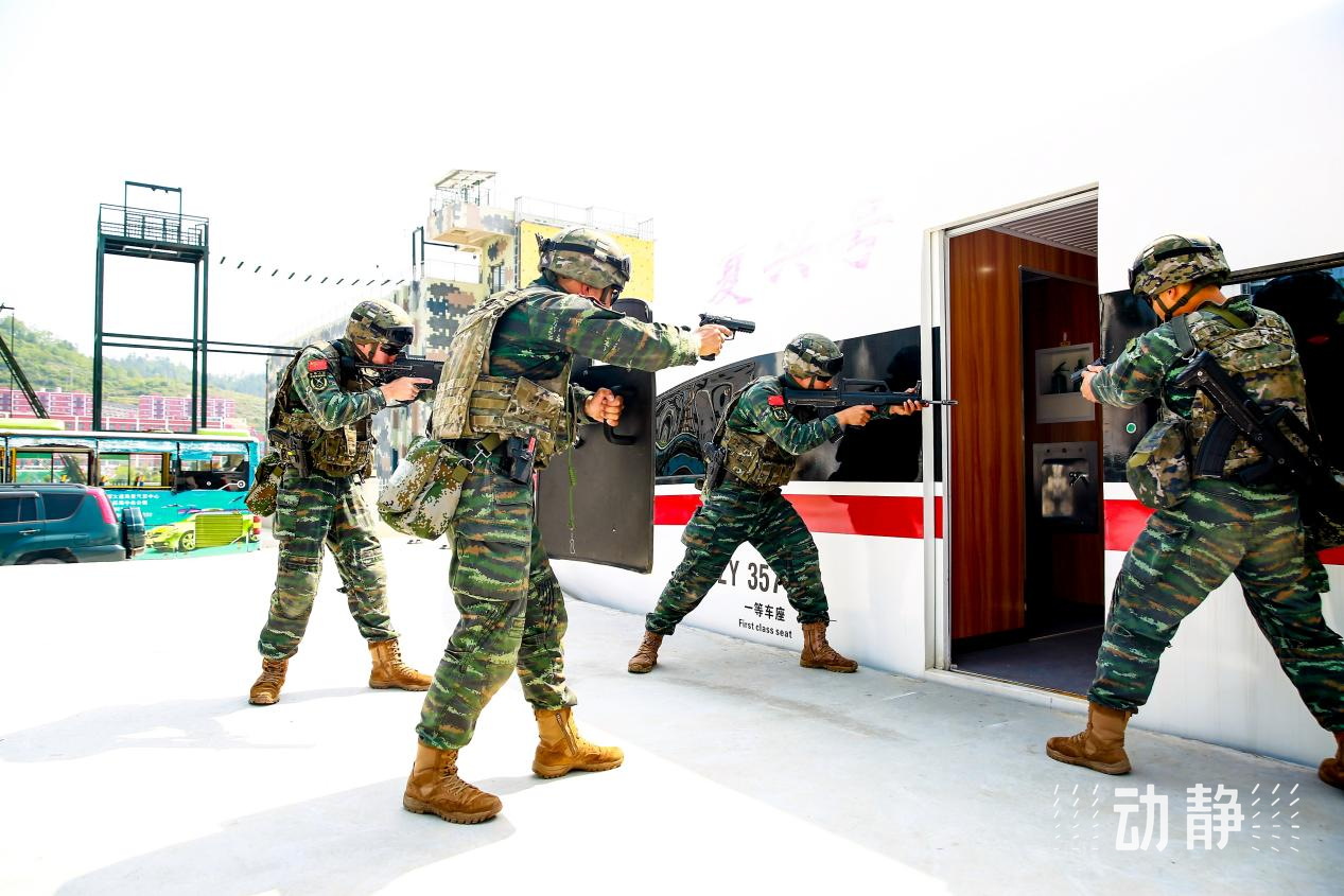 大片来袭!直击武警官兵反劫持演练现场