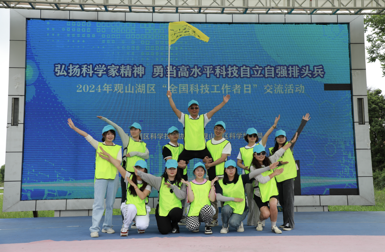 队形和霸气的口号,通过紧密合作完成各项任务,充分展现了团队的凝聚力
