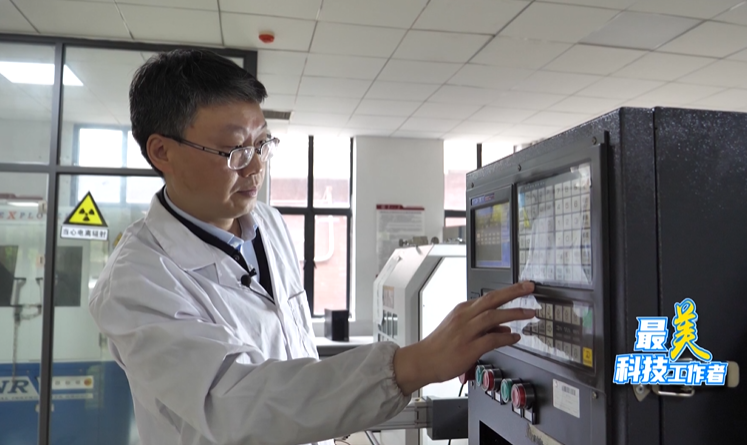 最美科技工作者丨向嵩:高校里的"材料先行人"