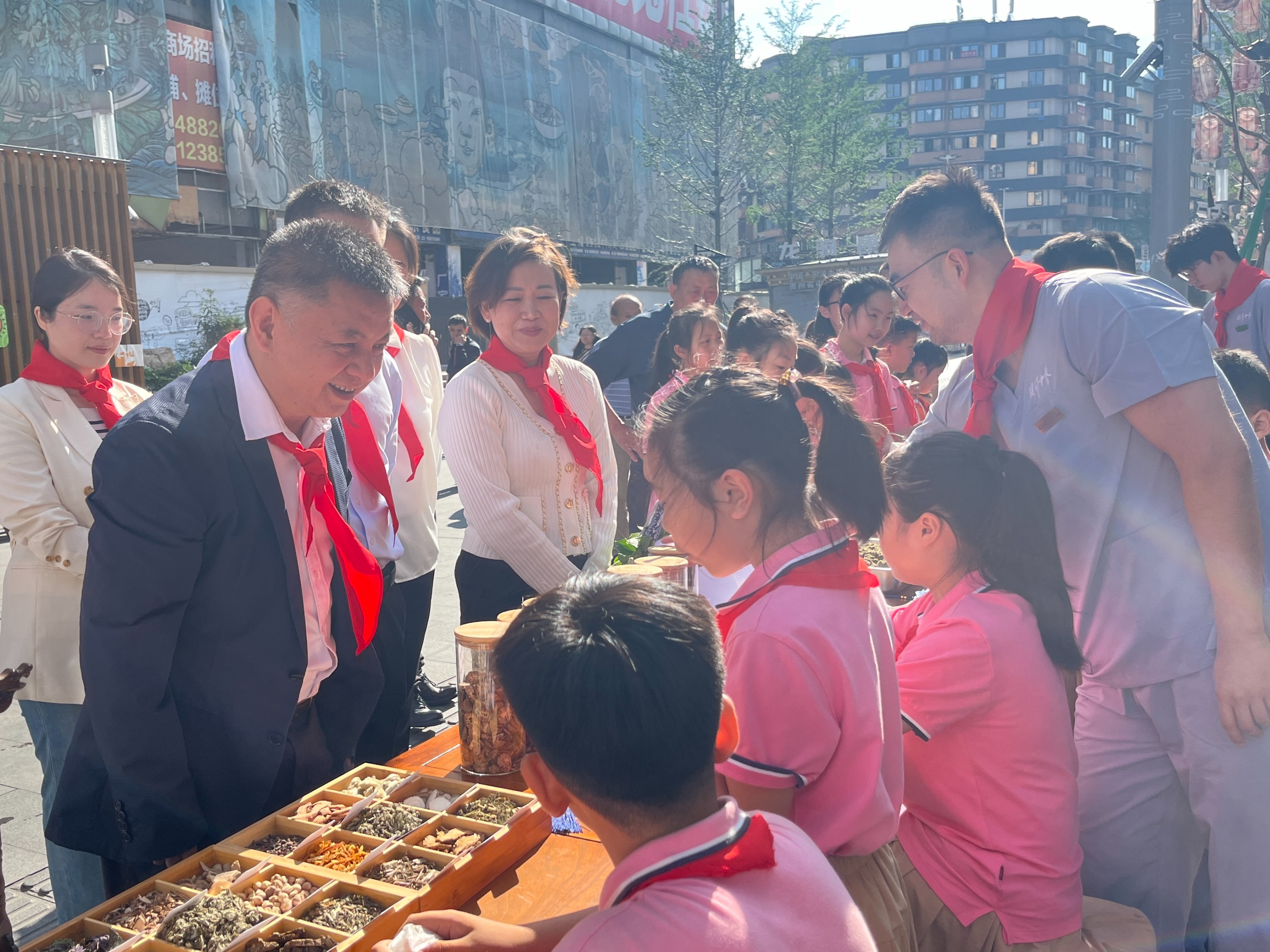 活动现场,南明健泽中医馆的医生们为同学们们现场讲解了端午节佩戴