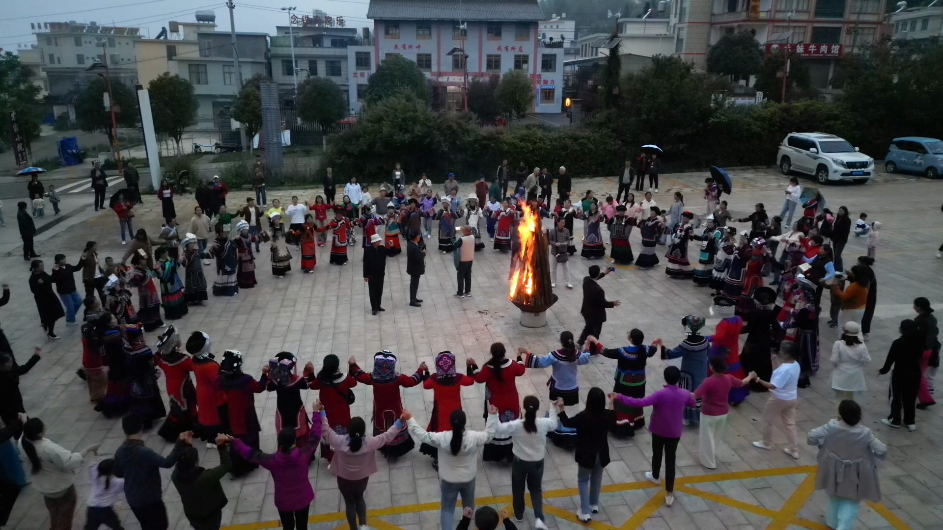 盘州市坪地乡:围着篝火跳起舞 彝乡端午好热闹