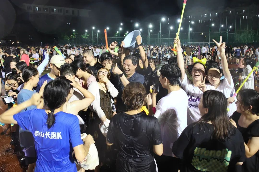 武汉一大学，党委书记和学生打起了水仗！