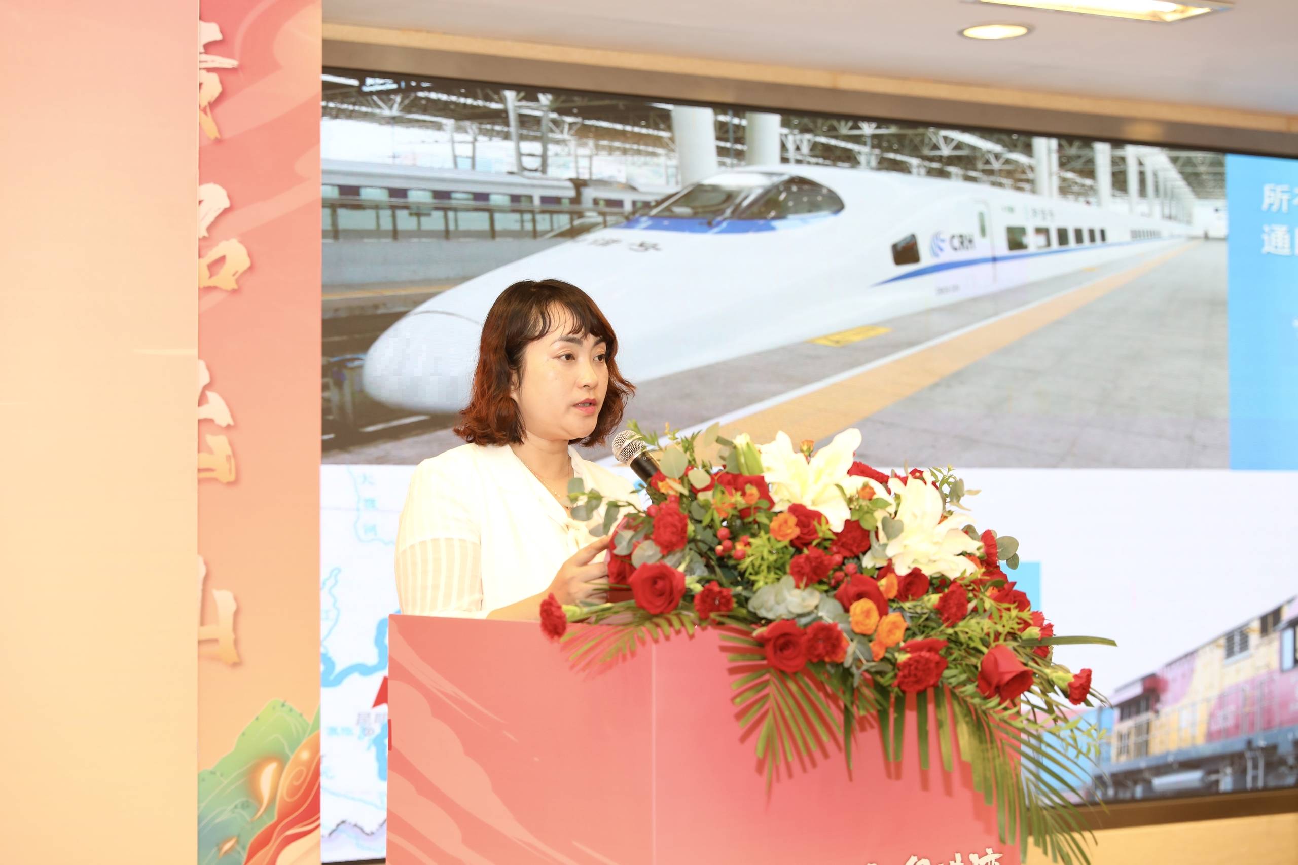 贵州黄果树果业有限公司副总经理孙洋在现场推介镇宁蜂糖李,表示目前