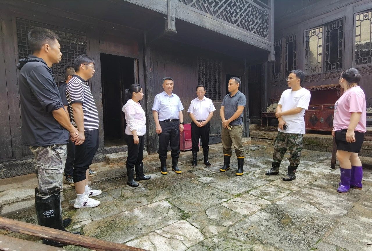 省文化和旅游厅吴涛厅长赴镇远县调研文物和景区灾情