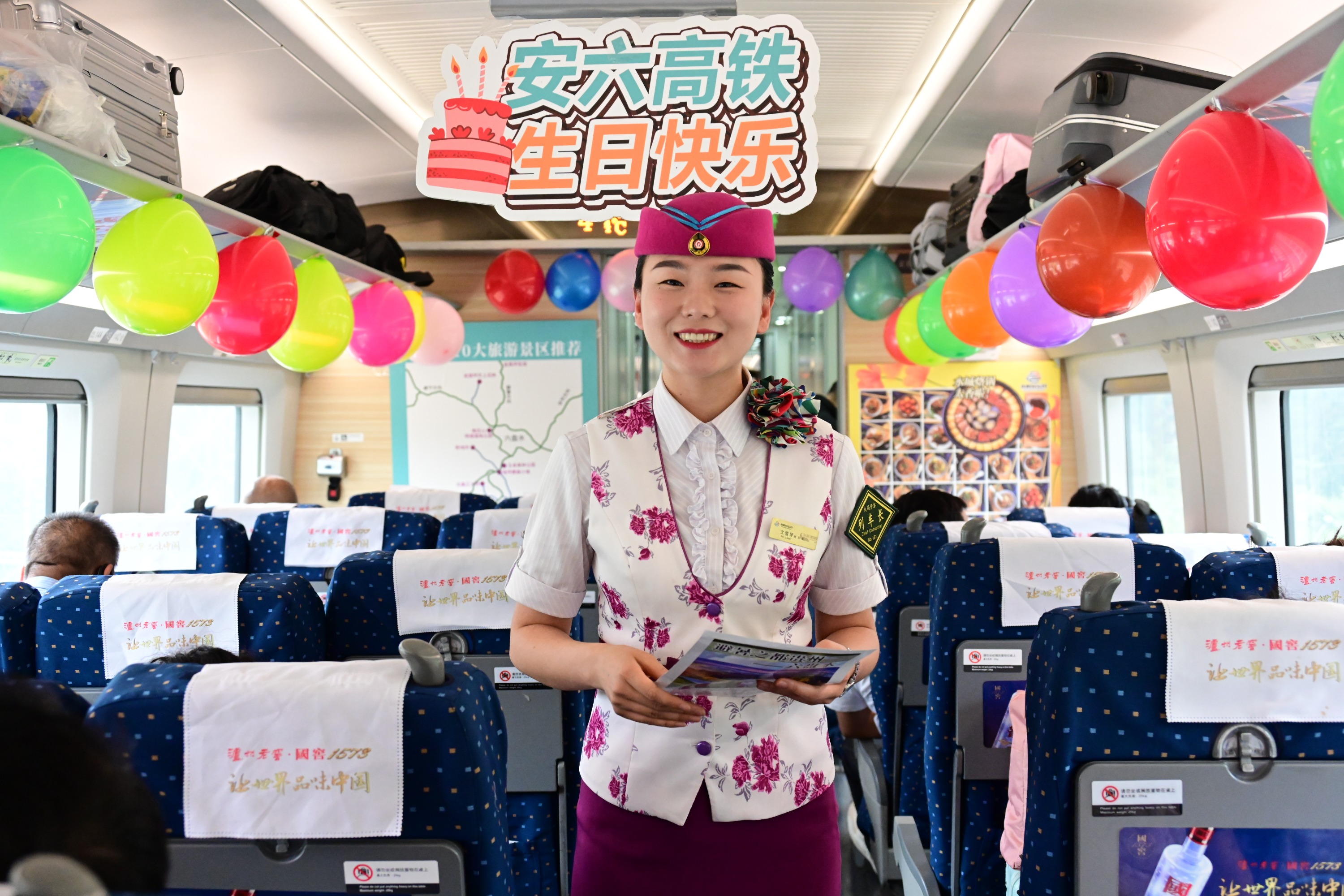 乘务员们精心整理了安六高铁沿线的旅游景点,制作成精美的宣传手册