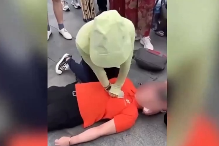 医护为了救人能有多拼？ 护士高温天跪地救人双膝都磨破
