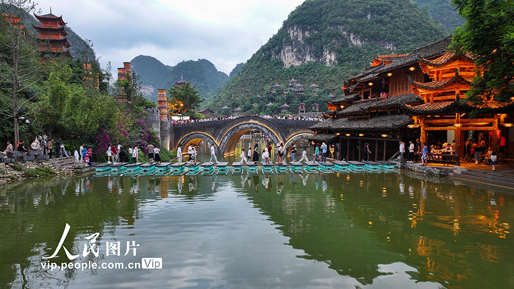 人民网关注贵州兴义:夏日旅游升温